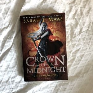 Crown of midnight by Sarah J. Maas